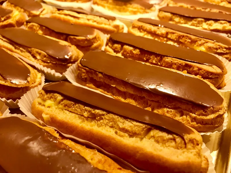 Vers gebakken brood van de warme bakker in Ronse