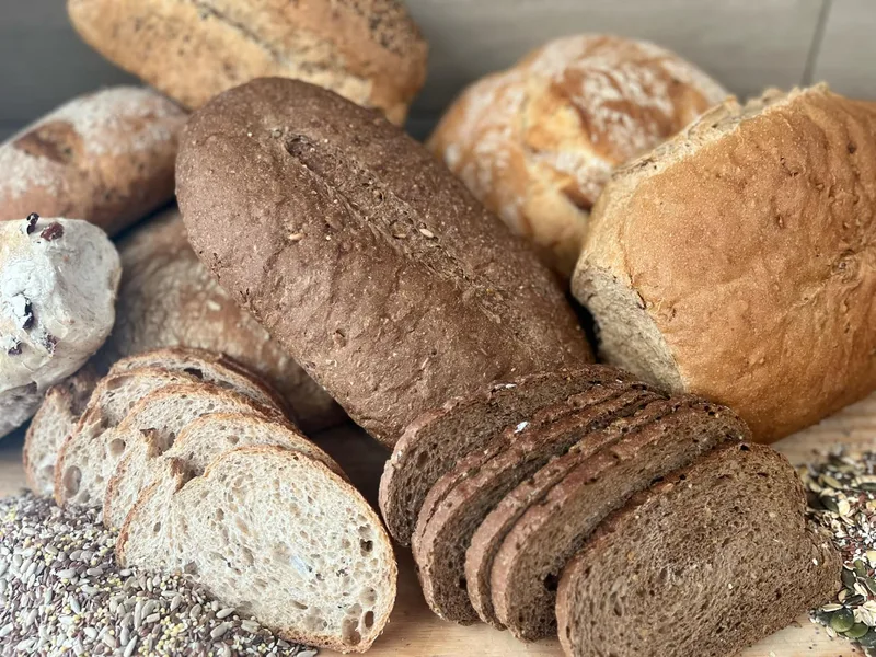 Verse broden in de toonbank van Bakkerij Bekaert in Ronse